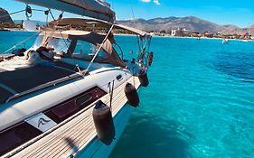 Boat And Breakfast
